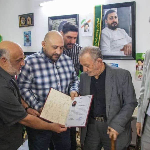 دیدار هیئت کشتی تهران با همراهی نایب‌قهرمان المپیک با خانواده شهید کشتی‌گیر ملارد