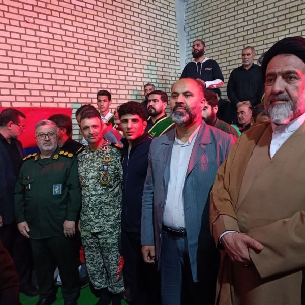 تیموری‌زاد مدال‌هایش را به بازماندگان خانواده 11 شهید تقدیم کرد